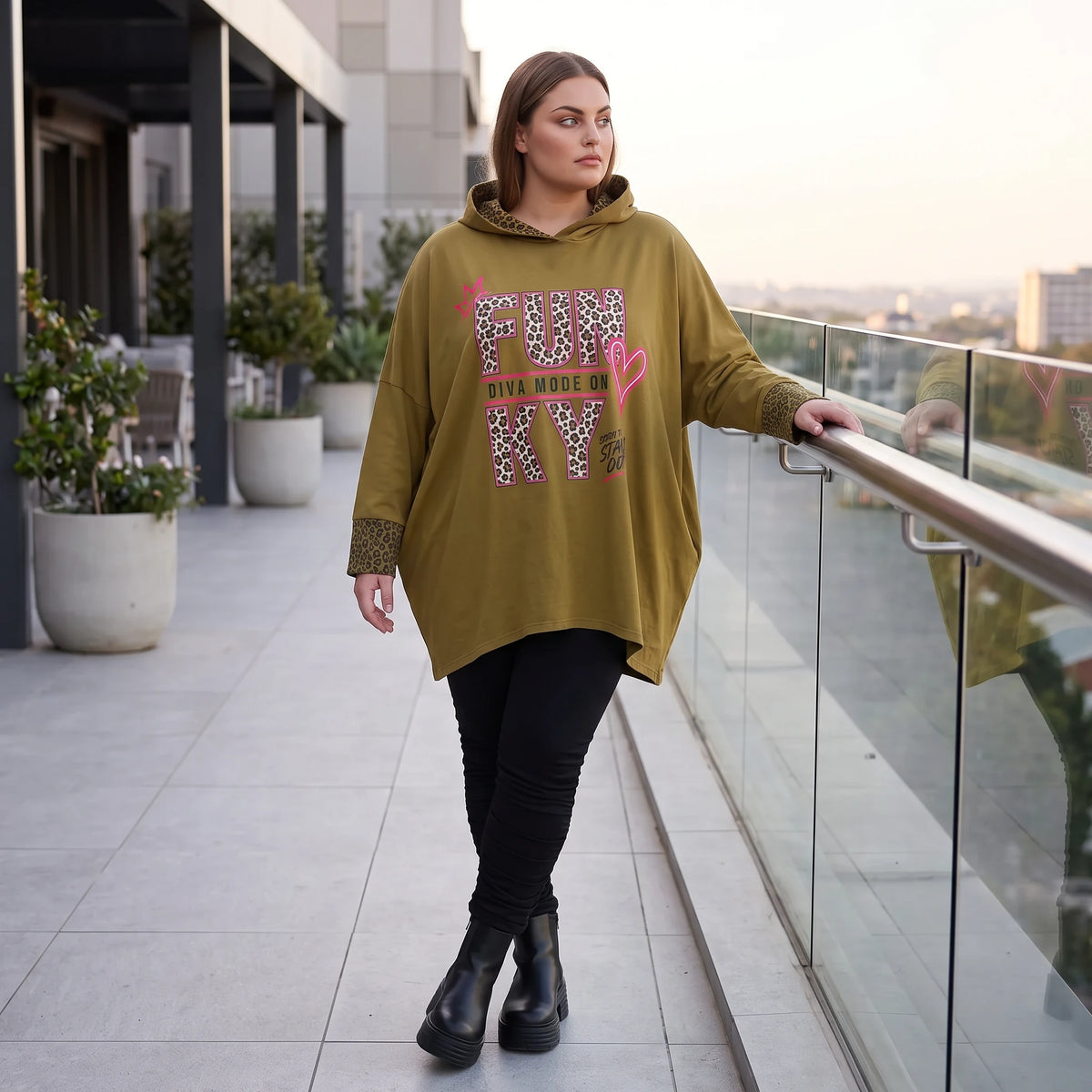Kapuzensweatshirt in Camel mit Leoprint aus French Terry in gerader Form länger hinten