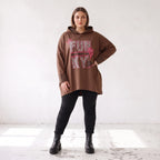 Brauner Kapuzenpulli aus French Terry mit Leomuster gerader Form und längerem Rücken