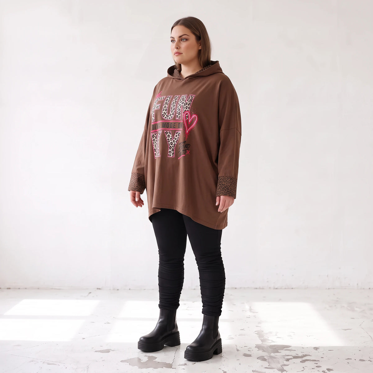 Brauner Kapuzenpulli aus French Terry mit Leomuster gerader Form und längerem Rücken