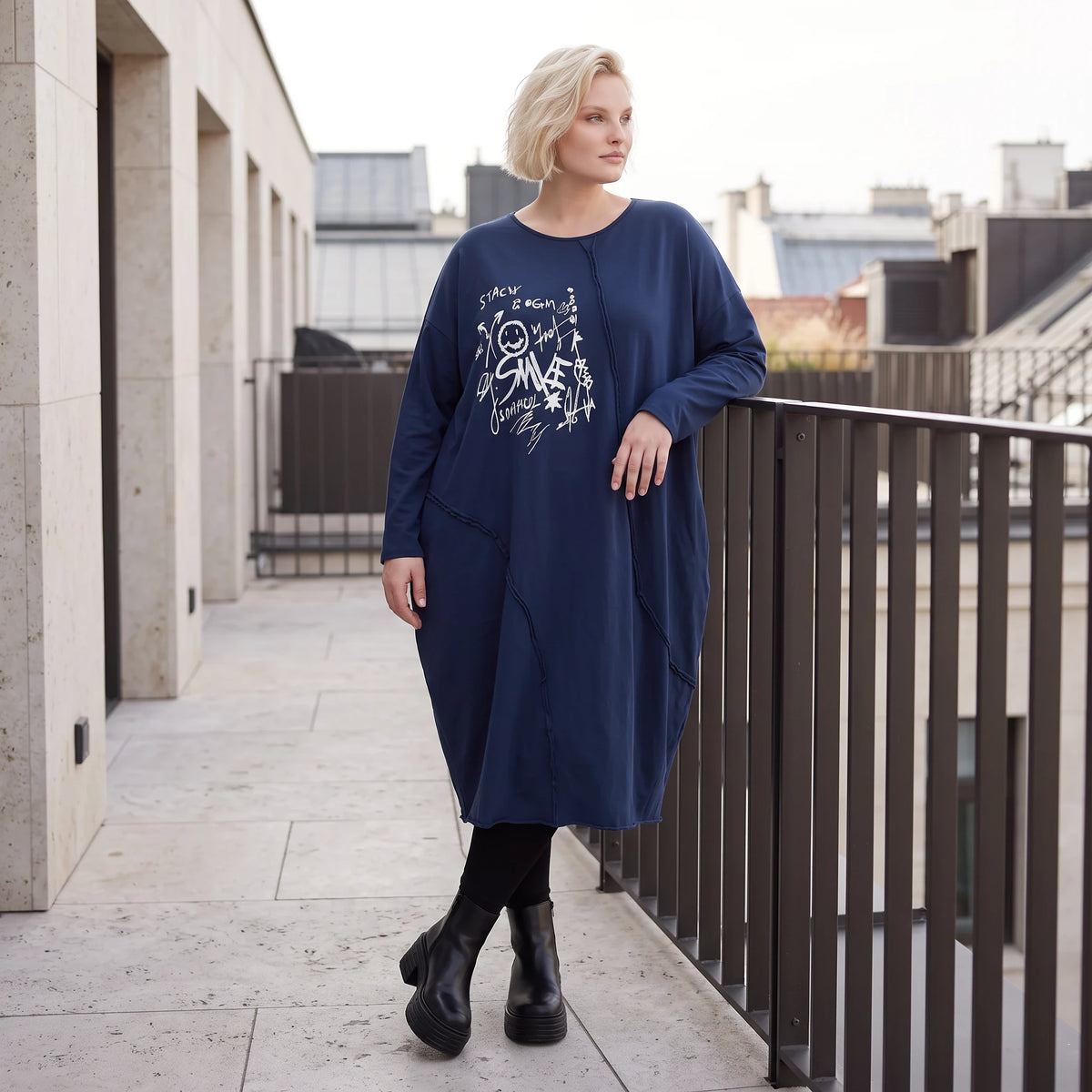 Kleid in verwaschenem Blau aus French Terry mit Ballonform Rundhals und Seitentaschen