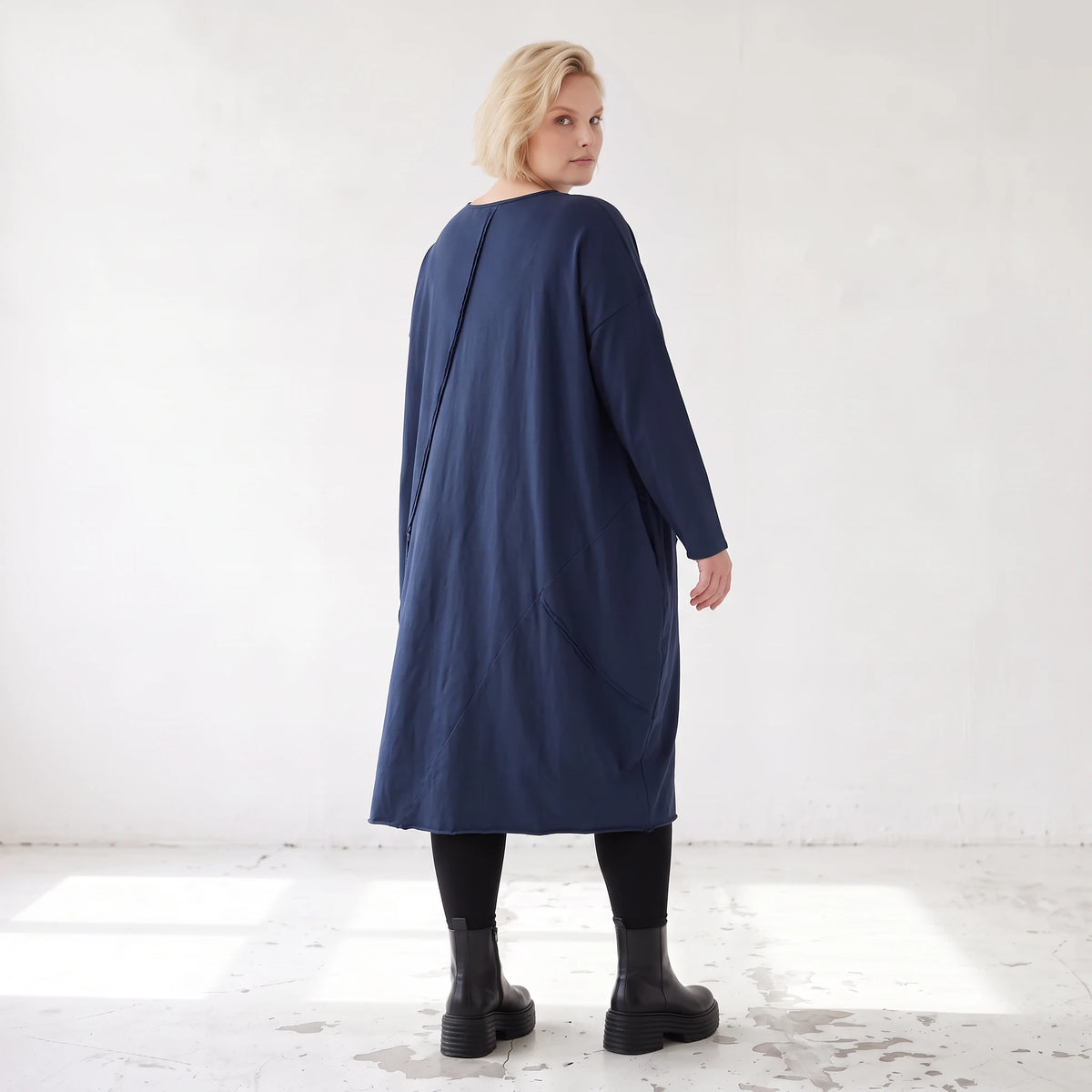 Kleid in verwaschenem Blau aus French Terry mit Ballonform Rundhals und Seitentaschen
