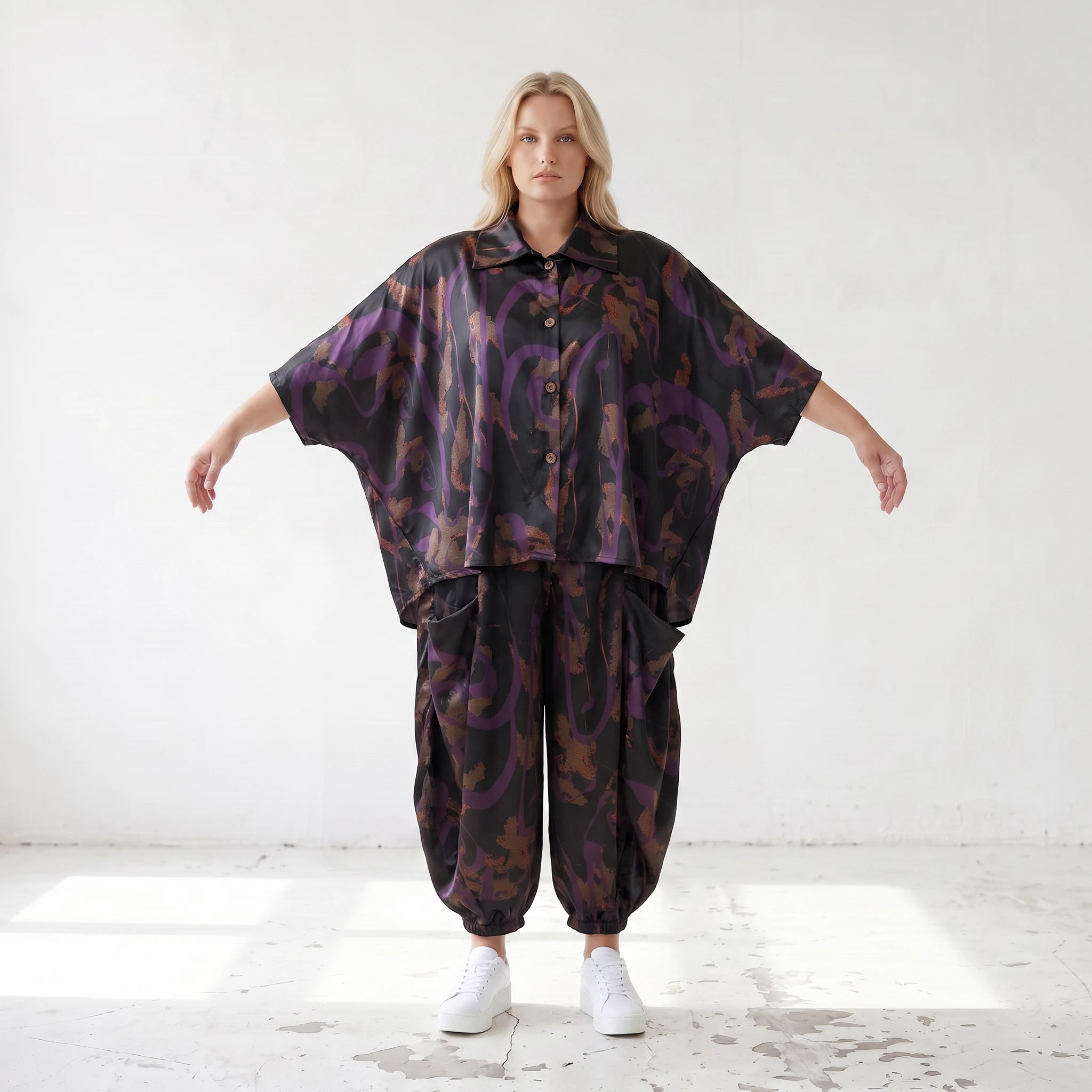 Satinbluse in Schwarz/Violett/Braun mit Hemdkragen Knopfleiste und abstraktem Muster