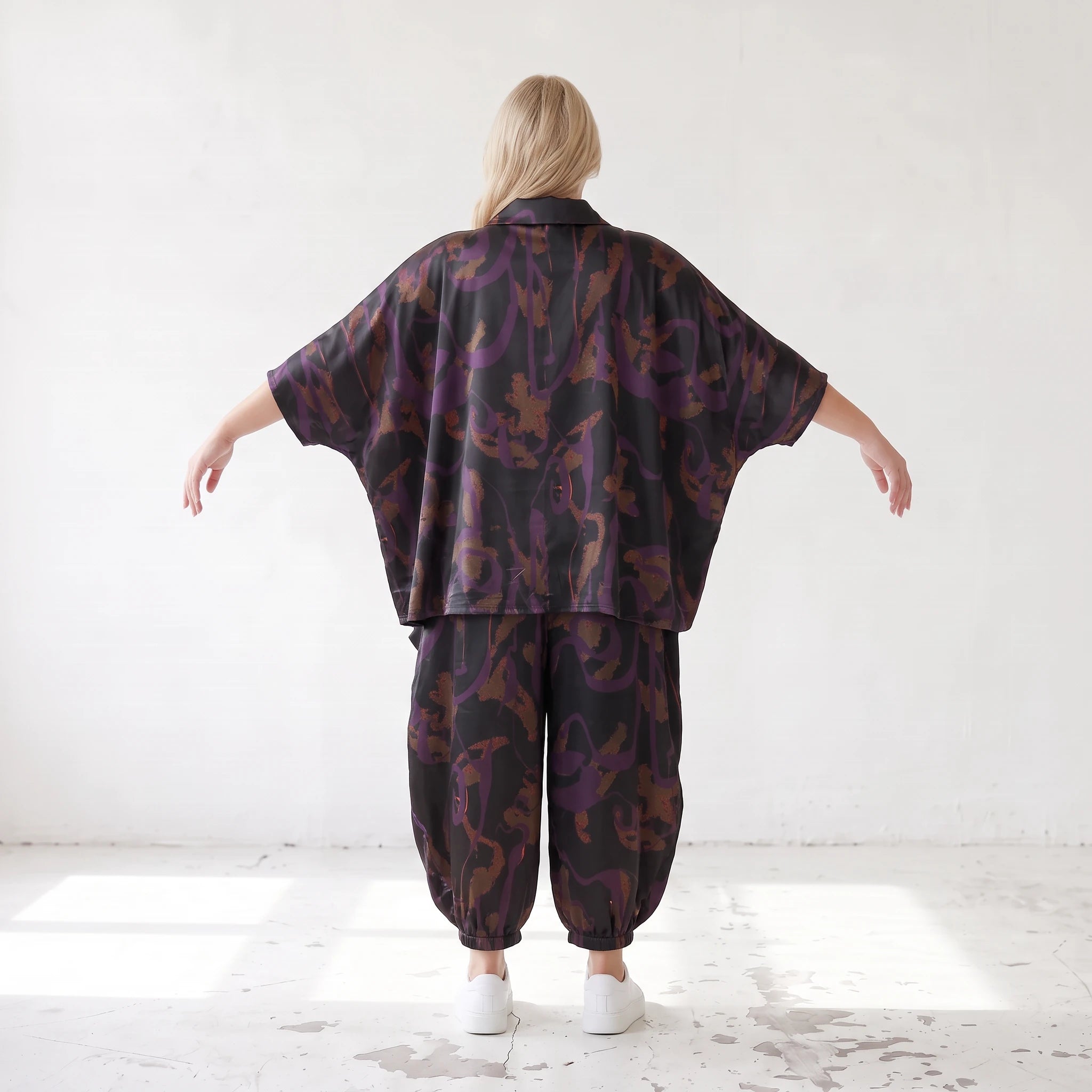 Satinbluse in Schwarz/Violett/Braun mit Hemdkragen Knopfleiste und abstraktem Muster