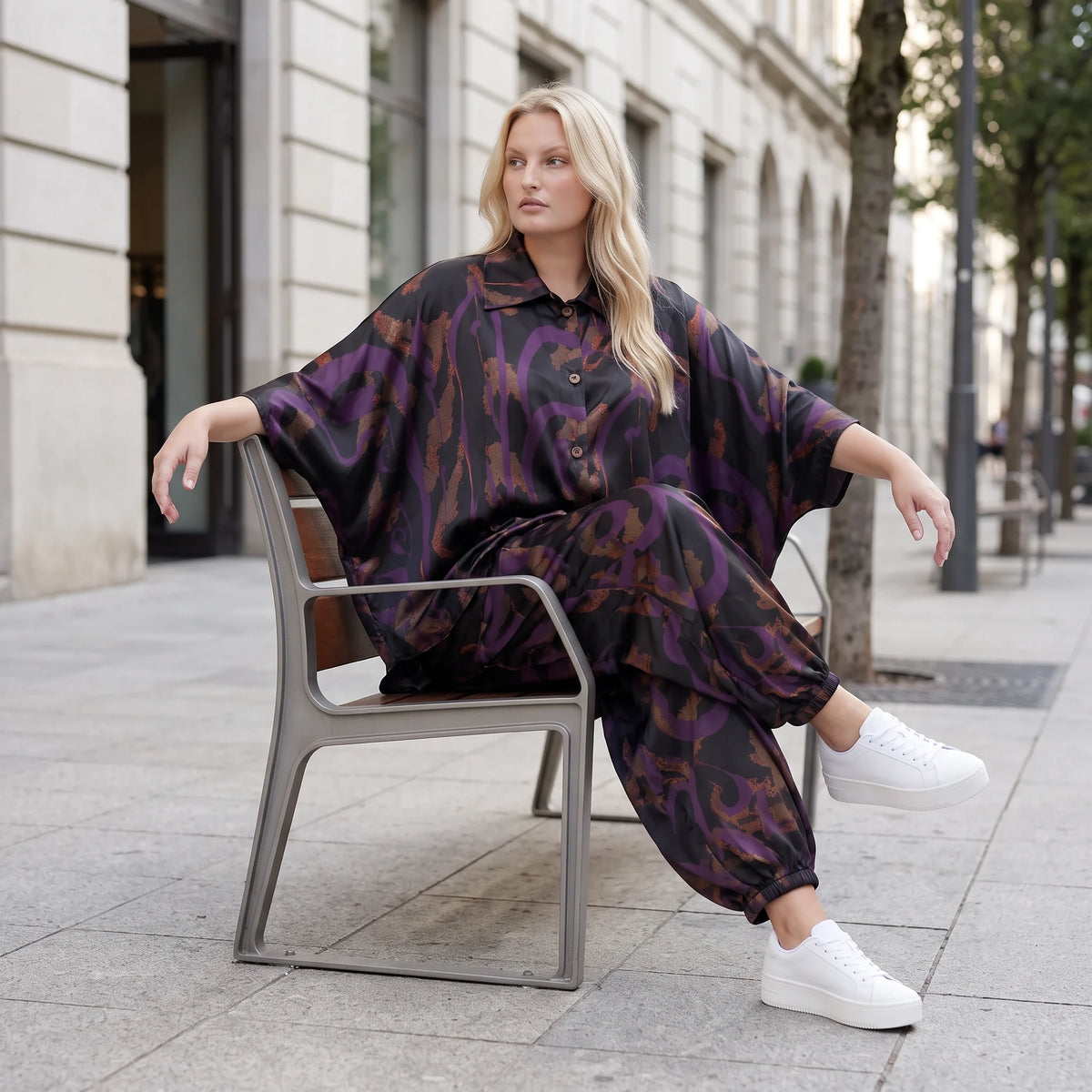 Satinbluse in Schwarz/Violett/Braun mit Hemdkragen Knopfleiste und abstraktem Muster