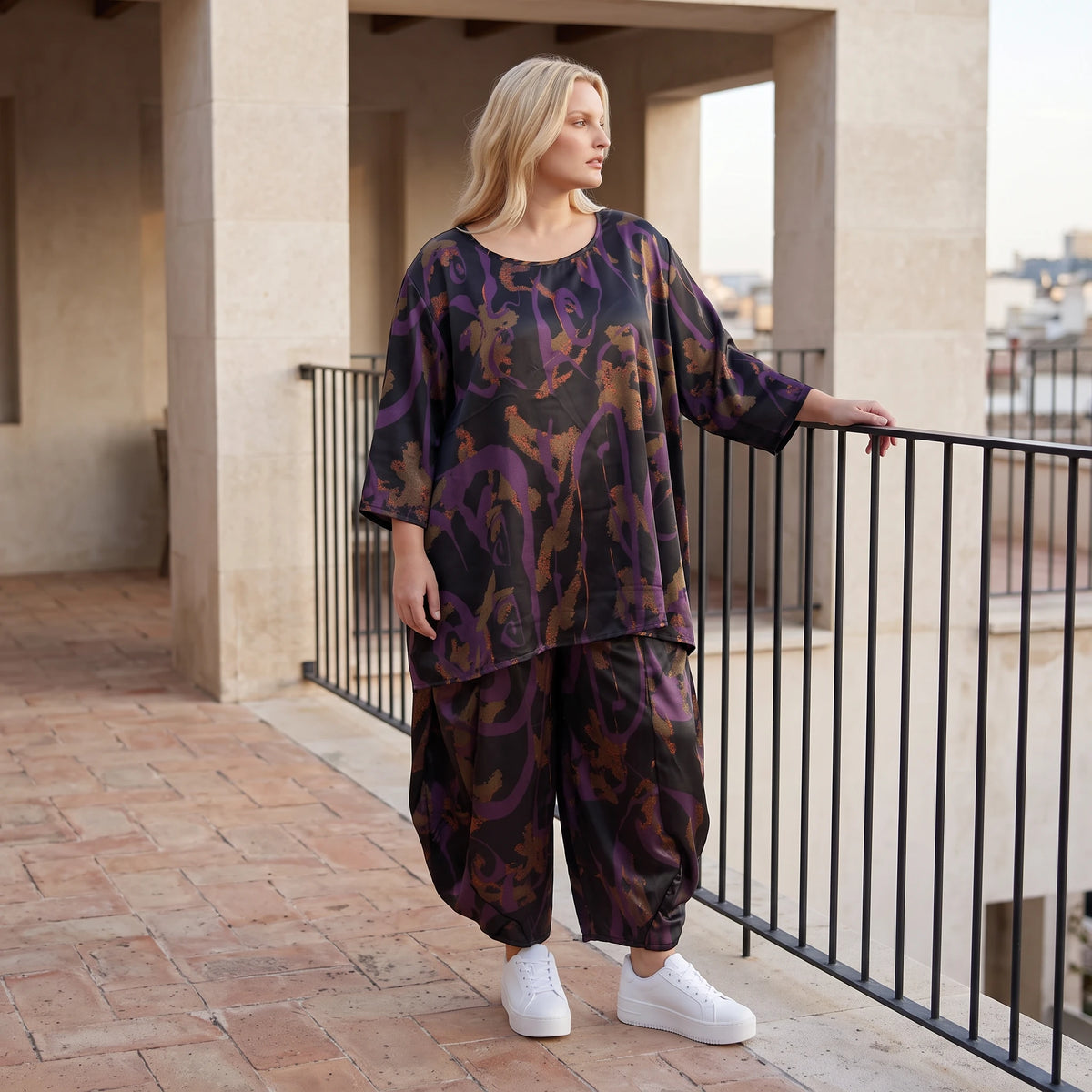 Bigshirt in A-Linie aus Satin mit Schwarz/Violett/Braun Print Rundhals und 7/8-Arm