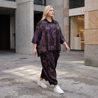 Ballonhose aus Satin in Schwarz/Violett/Braun mit abstraktem Printmuster und Elastikbund