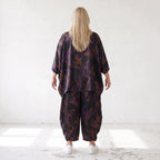 Ballonhose aus Satin in Schwarz/Violett/Braun mit abstraktem Printmuster und Elastikbund