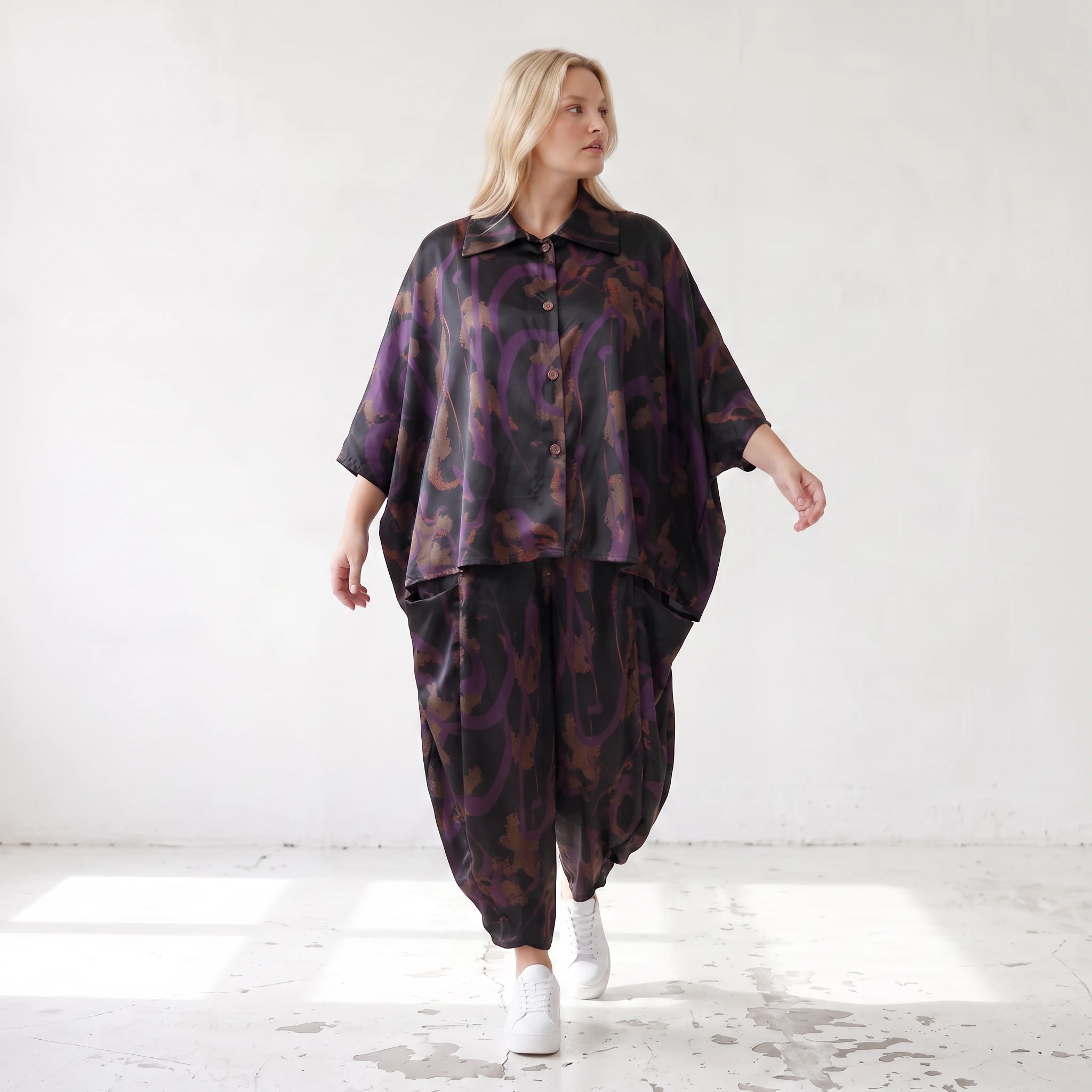 Ballonhose aus Satin in Schwarz/Violett/Braun mit abstraktem Printmuster und Elastikbund