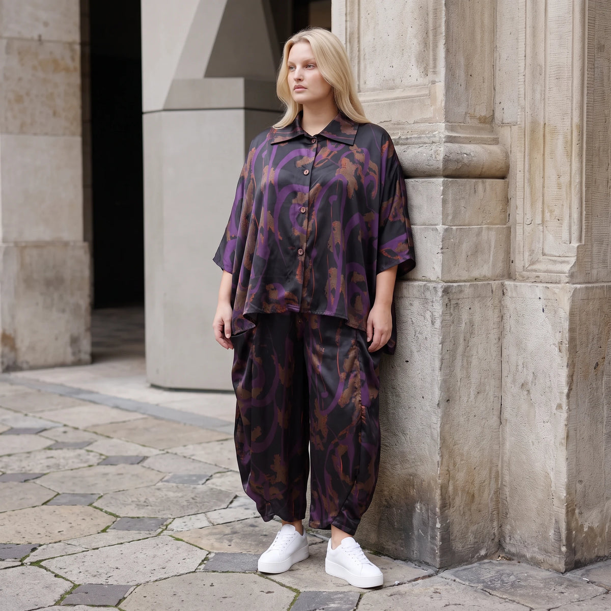 Ballonhose aus Satin in Schwarz/Violett/Braun mit abstraktem Printmuster und Elastikbund