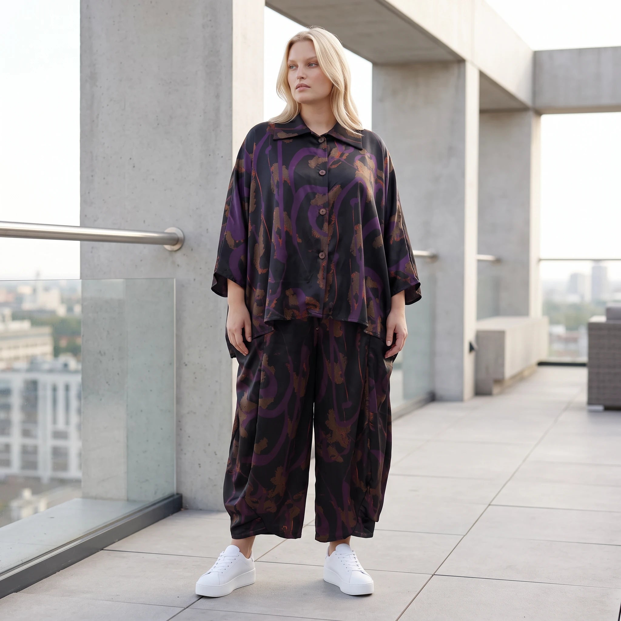 Ballonhose aus Satin in Schwarz/Violett/Braun mit abstraktem Printmuster und Elastikbund