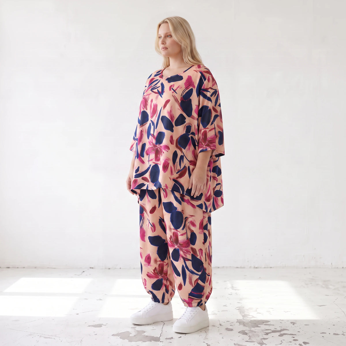 Satinshirt in Rose/Blau/Pink mit floralem Print in A-Linie fließend und weich fallend