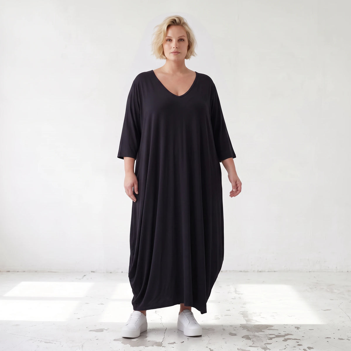 Schwarzes Ballonkleid aus Stretchjersey mit Rundhalsausschnitt und Langarm zeitlos