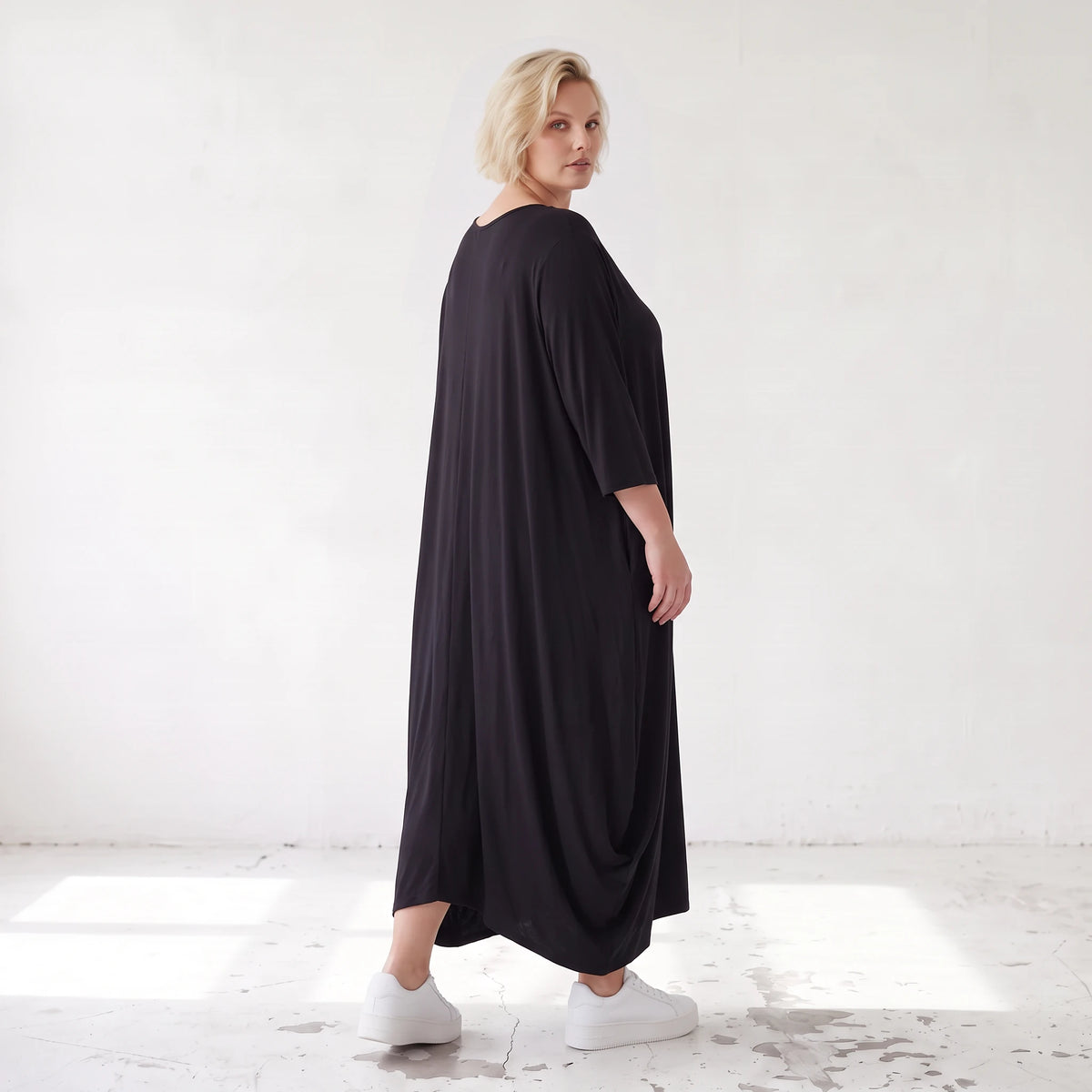 Schwarzes Ballonkleid aus Stretchjersey mit Rundhalsausschnitt und Langarm zeitlos