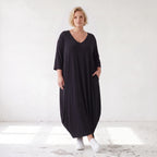 Schwarzes Ballonkleid aus Stretchjersey mit Rundhalsausschnitt und Langarm zeitlos