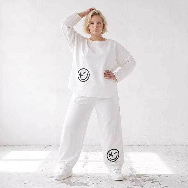 Oversizehose aus warmem French Terry mit Smileyprint gesmoktem Saum und Seitentaschen