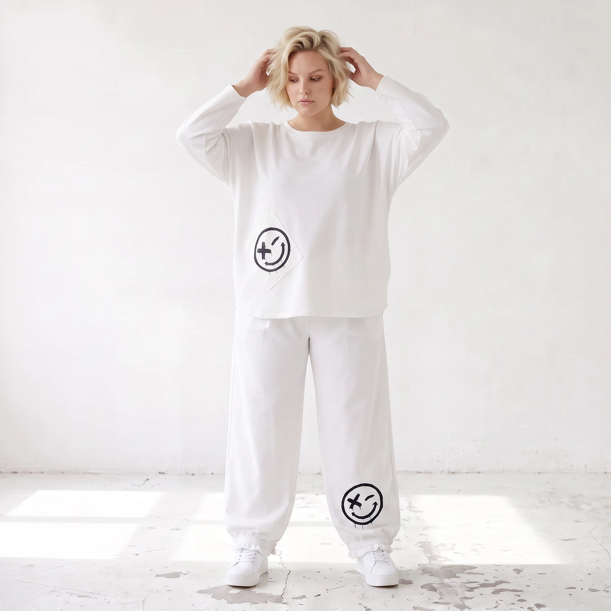 Oversizehose aus warmem French Terry mit Smileyprint gesmoktem Saum und Seitentaschen