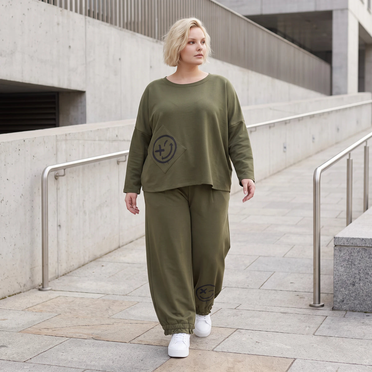 Olivgrüne Hose aus warmem French Terry mit Smiley Print gesmoktem Saum und langem Bein