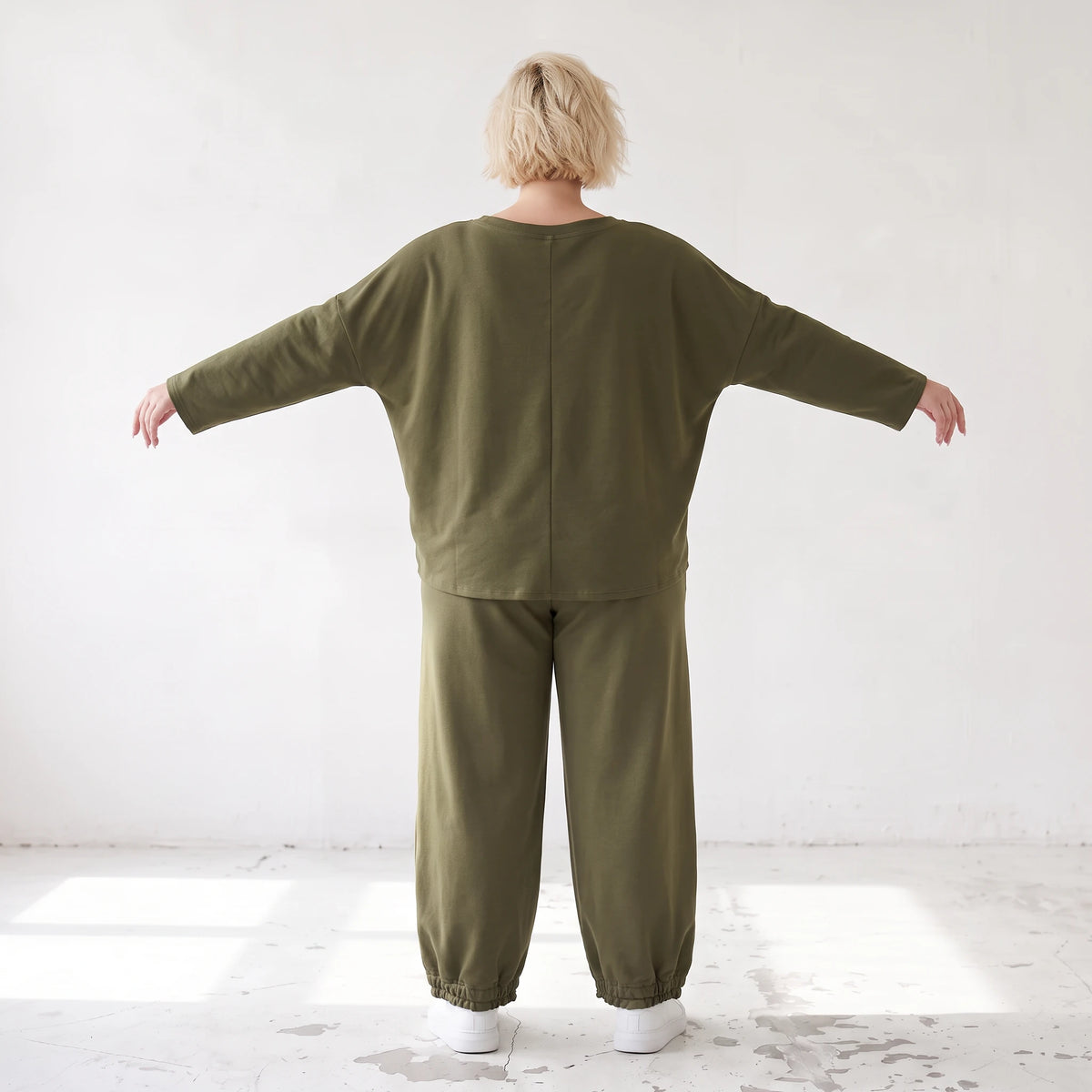 Olivgrüne Hose aus warmem French Terry mit Smiley Print gesmoktem Saum und langem Bein