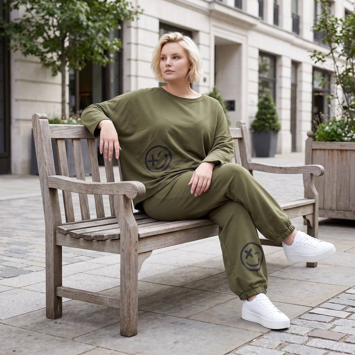 Olivgrüne Hose aus warmem French Terry mit Smiley Print gesmoktem Saum und langem Bein