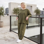 Olivgrüne Hose aus warmem French Terry mit Smiley Print gesmoktem Saum und langem Bein