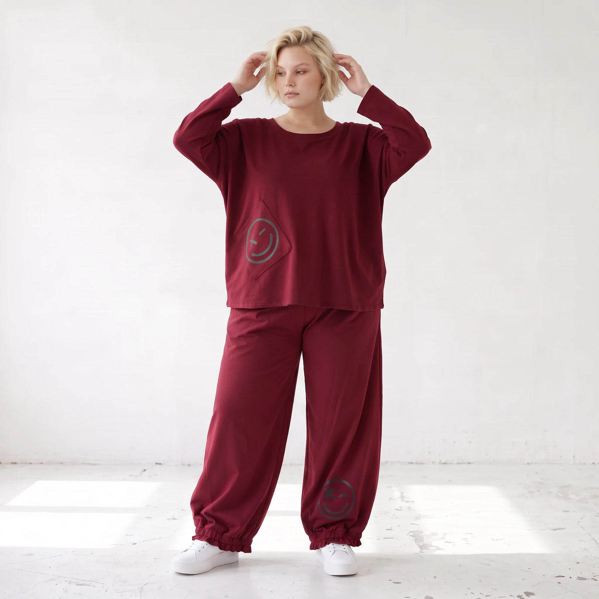 Oversized French Terry Hose in Schwarz mit Smileyprint gesmoktem Saum und weitem Bein