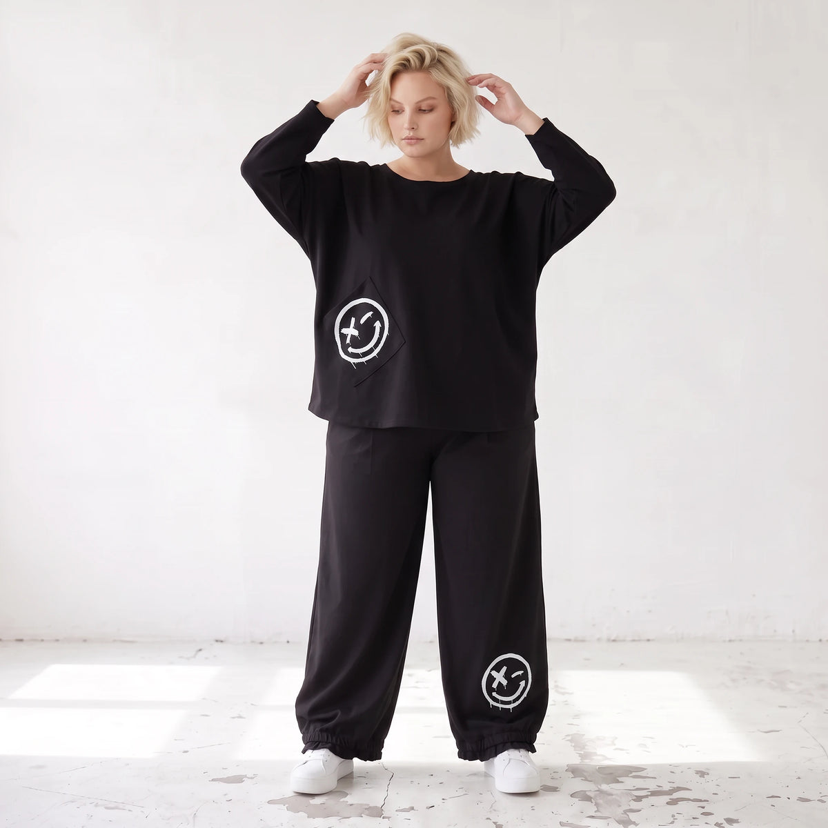 Oversized Hose aus flauschigem French Terry mit Smileydruck und bequem gesmoktem Saum