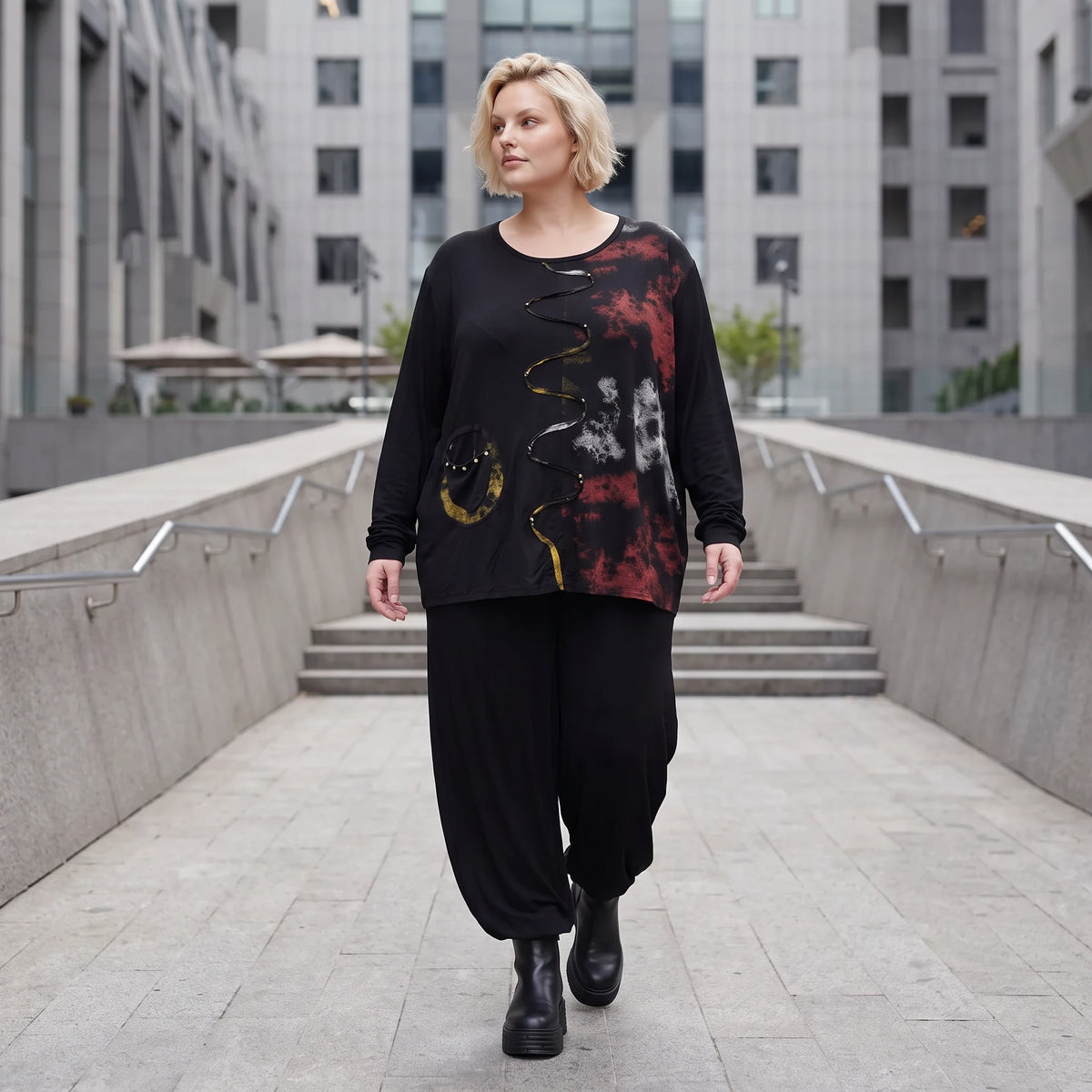 Langarmshirt aus Viskosejersey in Schwarz/Rosa mit geradem Schnitt und Stretchkomfort