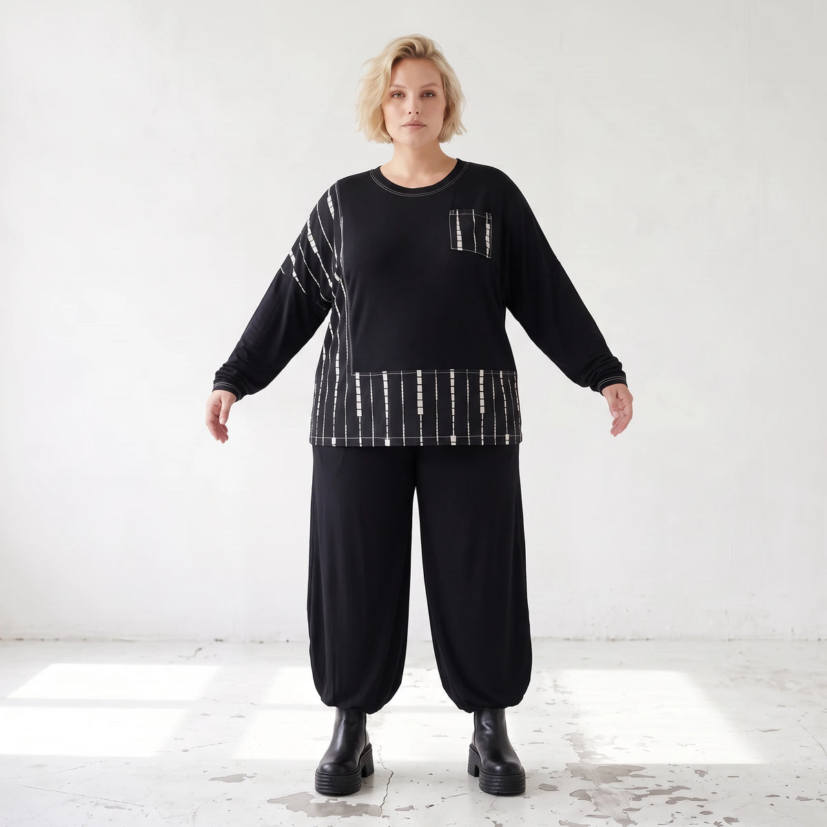 Schwarzes Basicshirt aus Viskosejersey mit Stretch und Brusttasche in geradem Schnitt