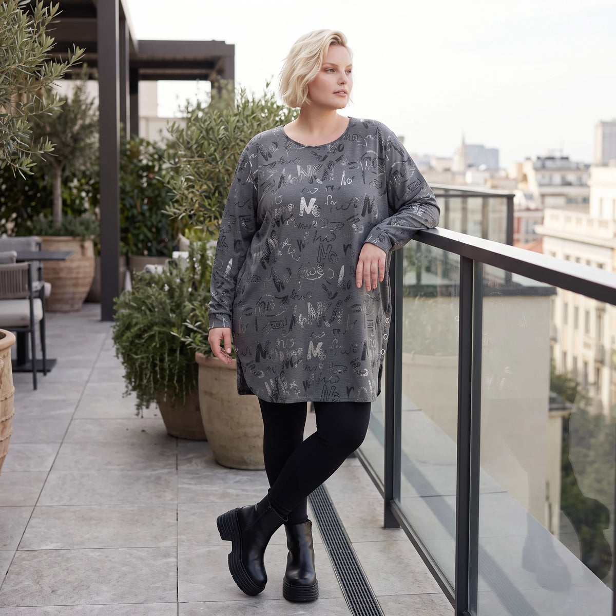 Milano Strickkleid in Grau/Schwarz mit Rundhalsausschnitt aus feiner Stretchqualität