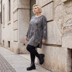 Milano Strickkleid in Grau/Schwarz mit Rundhalsausschnitt aus feiner Stretchqualität
