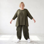 Khakifarbenes Lyocellshirt aus Twill mit Biesenmuster in A-Linie und 3/4-Arm Zipfelsaum