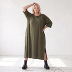 Khaki Lyocellkleid in A-Linie mit Rundhalsausschnitt und V-Ausschnitt mit Seitentaschen
