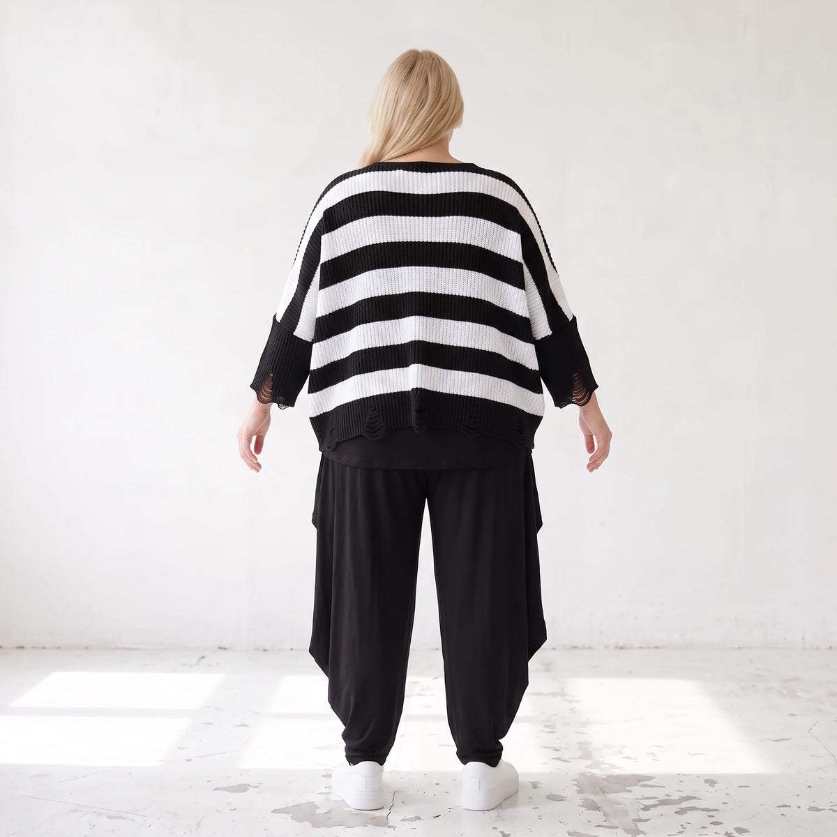 Warmes Strickshirt in weichem Stretchstrick mit V-Ausschnitt in kastiger Destroyedoptik
