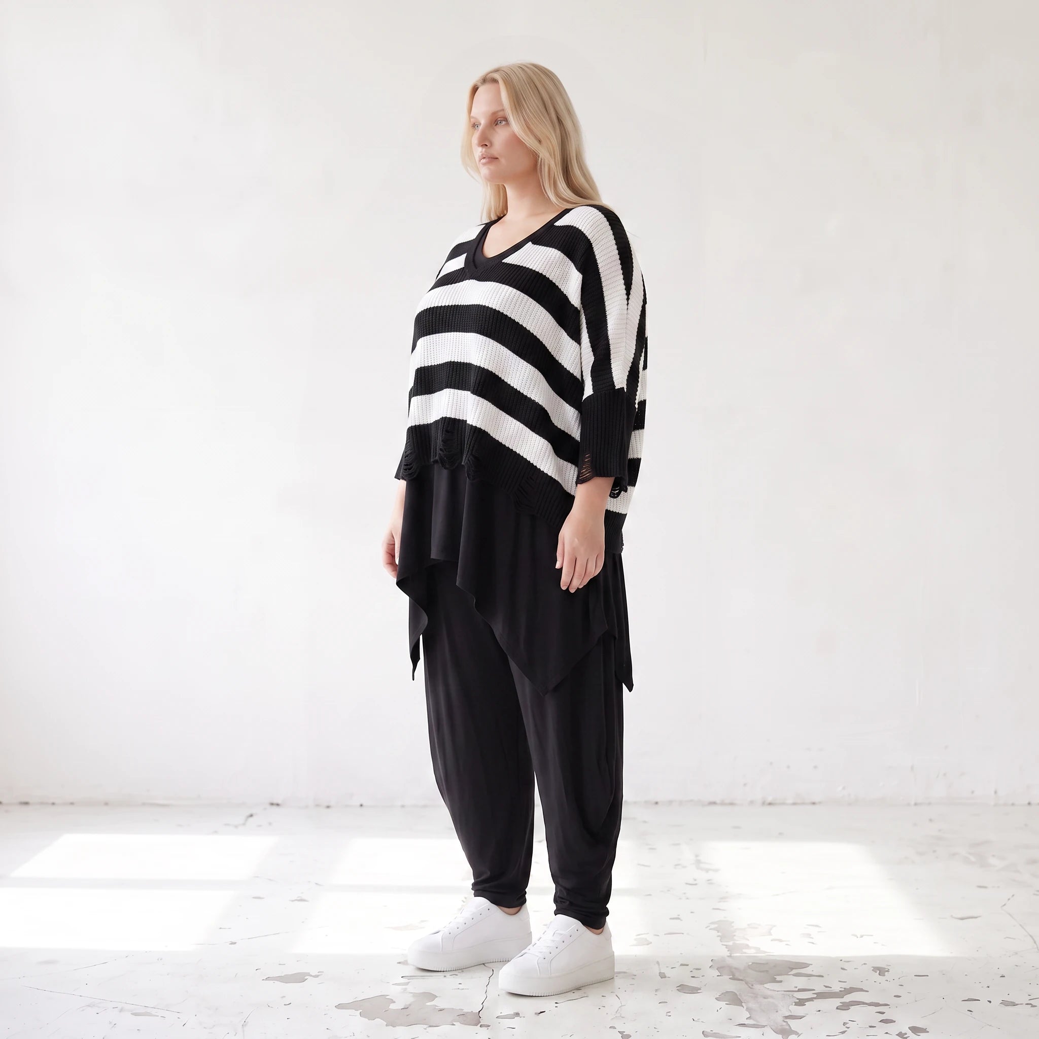 Warmes Strickshirt in weichem Stretchstrick mit V-Ausschnitt in kastiger Destroyedoptik