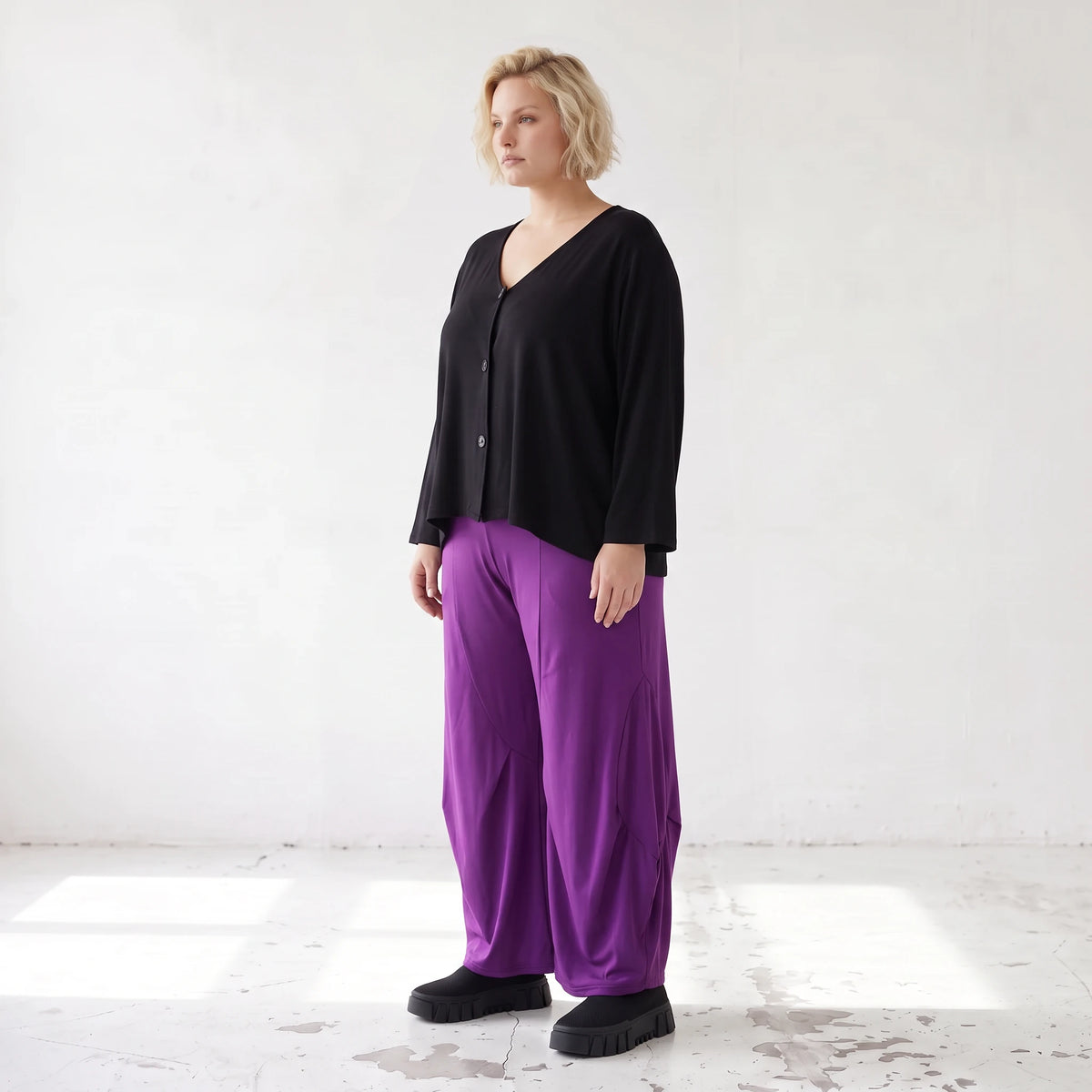 Violette Ballonhose aus softem Slinkystretch mit weitem Bein Flügeltaschen Schlupfbund