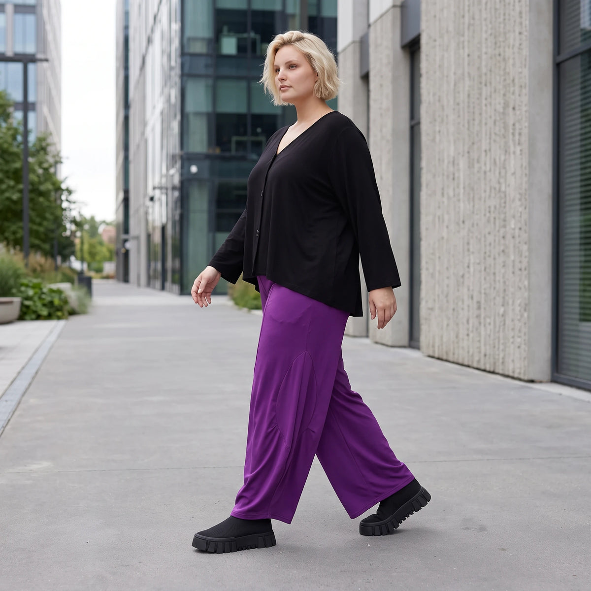 Violette Ballonhose aus softem Slinkystretch mit weitem Bein Flügeltaschen Schlupfbund