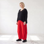 Rote Ballonhose aus Slinkystoff mit Stretch und weitem Bein als bequeme Schlupfhose