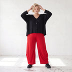 Rote Ballonhose aus Slinkystoff mit Stretch und weitem Bein als bequeme Schlupfhose