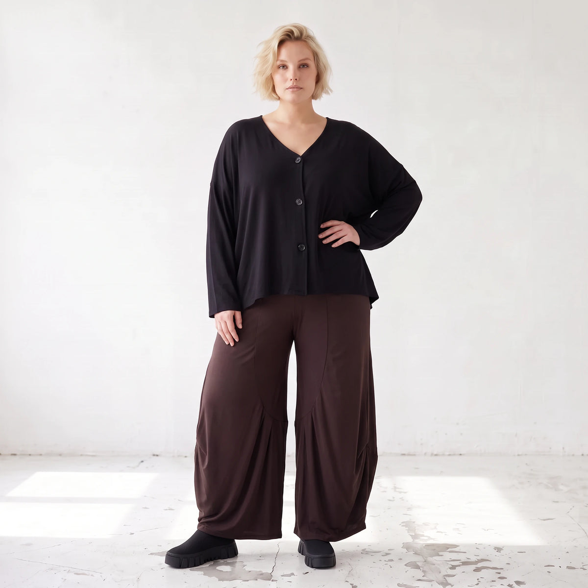 Fliessende Ballonhose in Dunkelbraun aus softem Slinky Stretch mit weitem Bein bequem