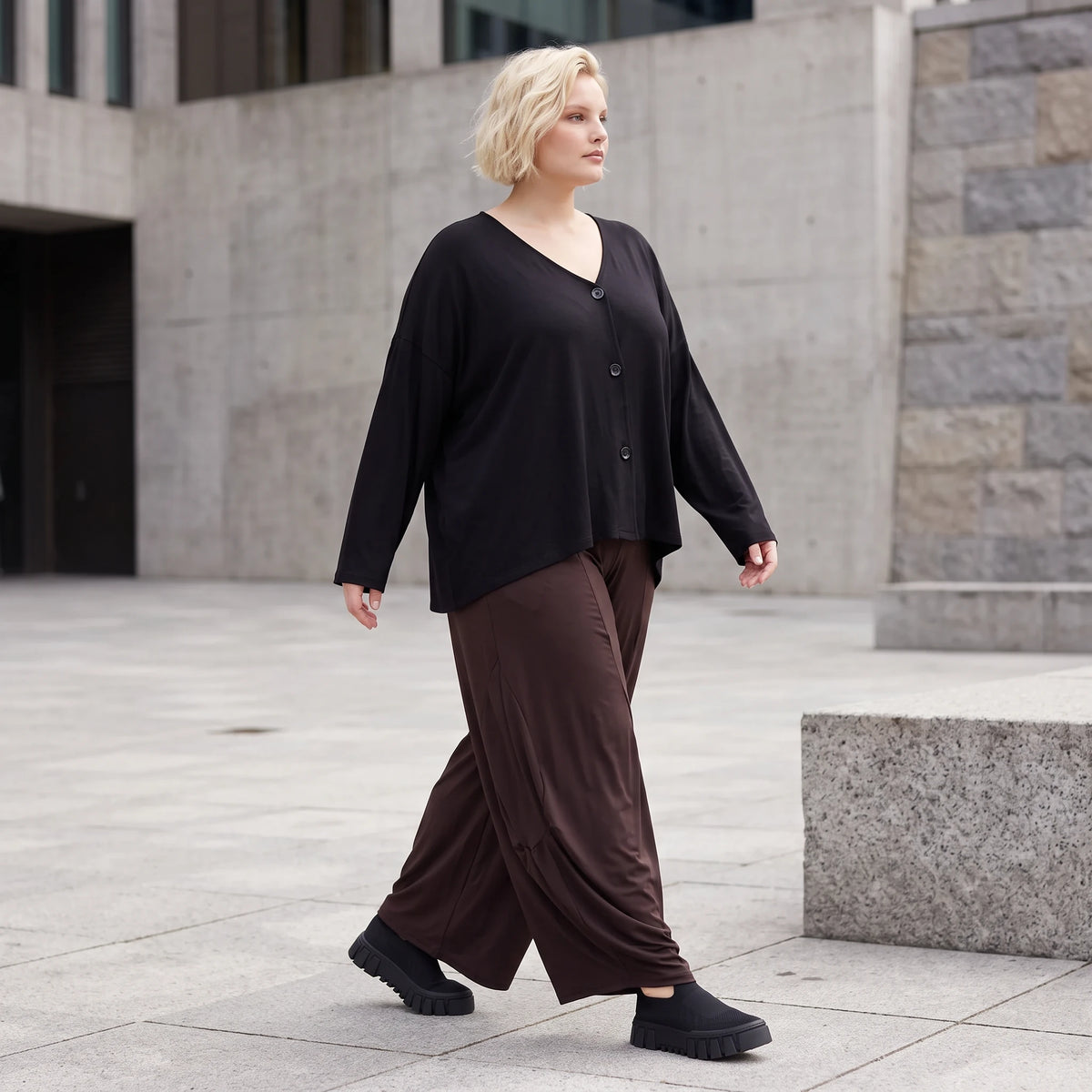 Fliessende Ballonhose in Dunkelbraun aus softem Slinky Stretch mit weitem Bein bequem