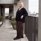 Fliessende Ballonhose in Dunkelbraun aus softem Slinky Stretch mit weitem Bein bequem