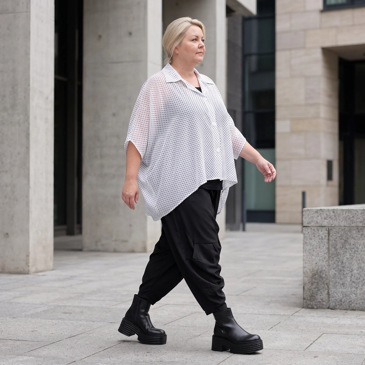 Chiffonbluse in Schwarz/Weiß mit Hemdkragen und gerundetem Saum luftig elegant sommerlich