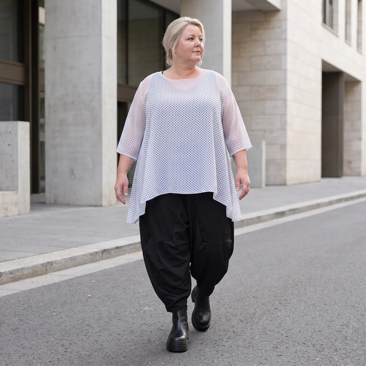 Leichtes Chiffonshirt in Weiss mit Rundhalsausschnitt 3/4-Arm und transparenter A-Linie
