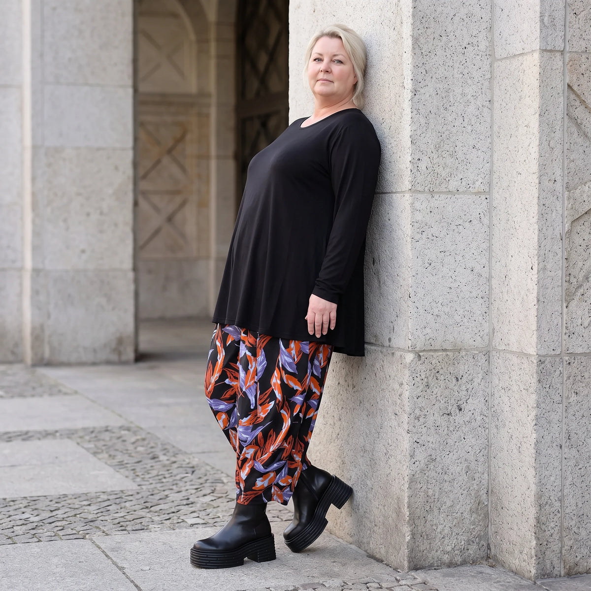 Schwarze Ballonhose aus Romanitjersey mit weitem Bein und Elasthan für lässigen Komfort
