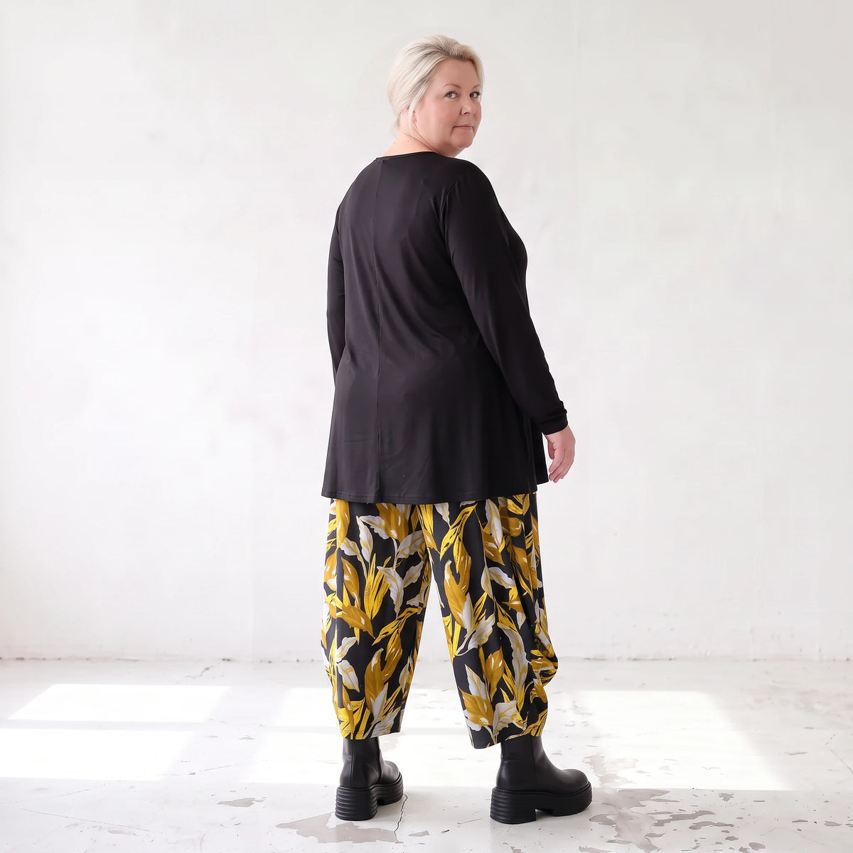 Ballonhose aus dehnbarem Romanit Jersey in Schwarz/Gelb mit weitem Hosenbein lässig