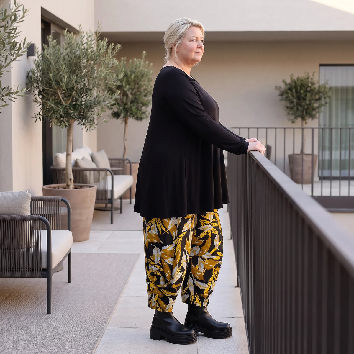 Ballonhose aus dehnbarem Romanit Jersey in Schwarz/Gelb mit weitem Hosenbein lässig