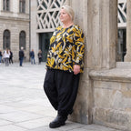 Langarmshirt in Schwarz/Gelb aus Romanit Jersey mit Rundhalsausschnitt in Glockenform