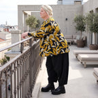 Langarmshirt in Schwarz/Gelb aus Romanit Jersey mit Rundhalsausschnitt in Glockenform