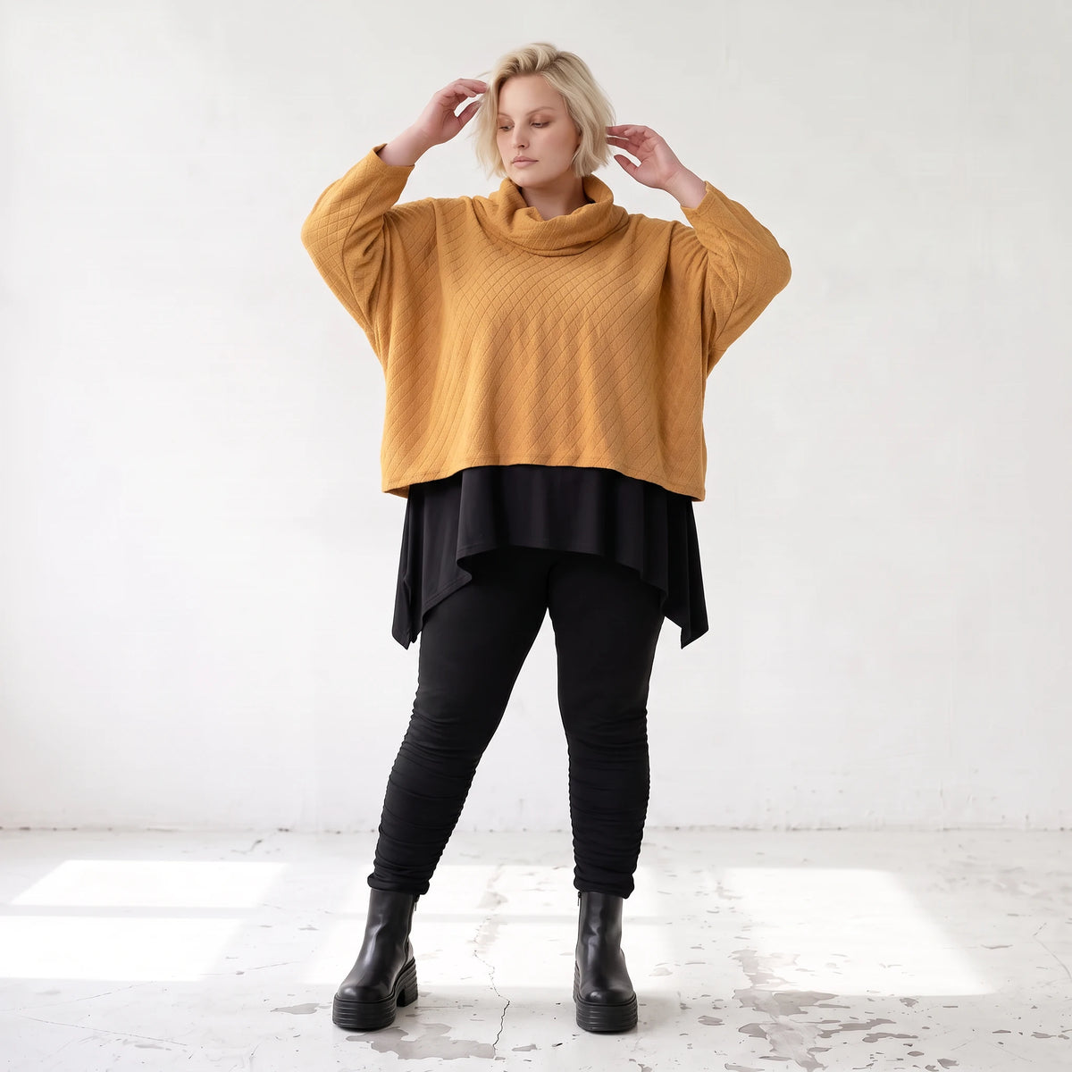 Plüschshirt mit Rollkragen in Creme weich warm mit kastiger Passform für den Winteralltag