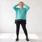 Strickpullover aus stretchiger Baumwolle mit Rundhalsausschnitt und hinten längerem Saum